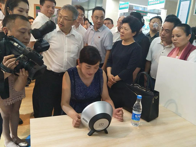 省人(rén)大(dà)王柯敏副主任、吳桂英副省長(cháng)一(yī)行(xíng)視(shì)察頤養在線望月(yuè)湖(hú)社區(qū)服務中心智慧